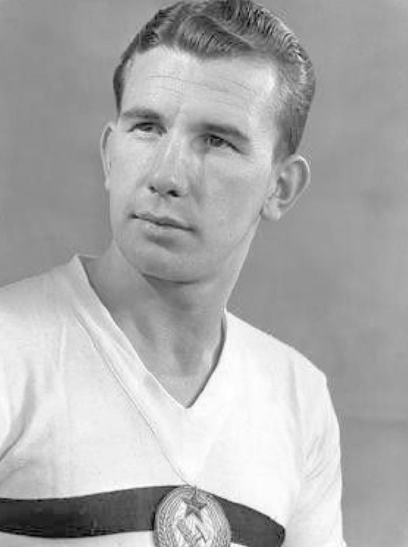 Képfelismerő kvíz: Hatalmas focirajongó vagy, ha felismered, melyik magyar legenda szerepel a képen!