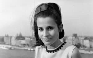 Retró képfelismerő kvíz: Csak a 60 év felettiek ismerik fel a legendás énekesnőt a képen!