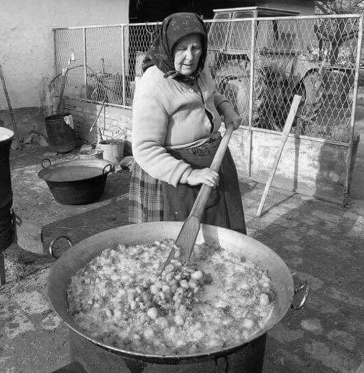Csak a 60 felettiek fogják tudni! Mi történik ezen a régi képen?