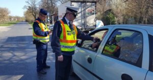 Gyors autós kvíz, amit csak a profik tudnak: Milyen autót állítottak meg a rendőrök ezen a képen?