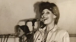 Retró képfelismerő: Melyik híresség énekel ezen a régi fotón?