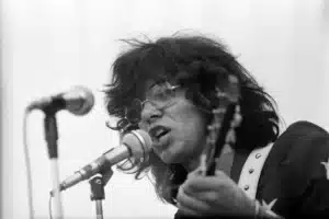 Retró feladvány: Ki látható a képen? Kevesen ismerik fel az ikonikus hírességet!