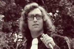 Hétvégi retró kvíz: Az emberek 90%-a ismeri a dalait, na de a fiatalkori képén már nem olyan biztos, hogy felismerik!