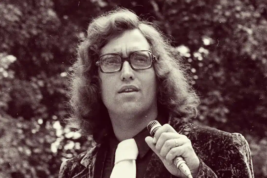 Hétvégi retró kvíz: Az emberek 90%-a ismeri a dalait, na de a fiatalkori képén már nem olyan biztos, hogy felismerik!