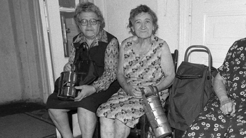 Retró kvíz: Mi látható az asszonyok kezében?